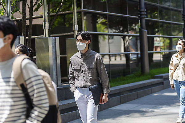 포토 JPG 주간 전신 여자 남자 비즈니스 협력 마스크 여러명 상반신 20대 성인 야외 일상 앞모습 30대 걷기 한국인 출근 성인만 델타변이바이러스 국내포토 자연요소 뷰포인트 다수 모션 사람 동양인 청년 라이프 장년 바이러스 출퇴근 파일형식