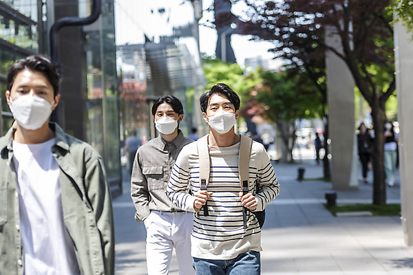 포토 JPG 주간 남자 비즈니스 협력 마스크 20대 성인 야외 일상 세명 30대 한국인 출근 델타변이바이러스 국내포토 자연요소 사람 동양인 청년 라이프 장년 바이러스 출퇴근 파일형식