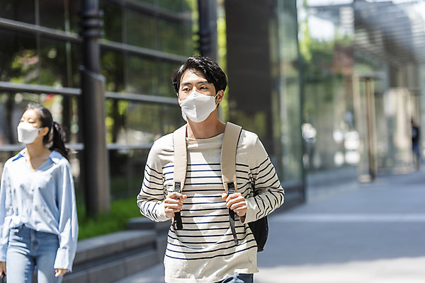 포토 JPG 주간 여자 남자 비즈니스 협력 마스크 상반신 20대 성인 야외 두명 일상 앞모습 걷기 한국인 출근 성인만 델타변이바이러스 국내포토 자연요소 뷰포인트 모션 사람 동양인 청년 라이프 바이러스 출퇴근 파일형식