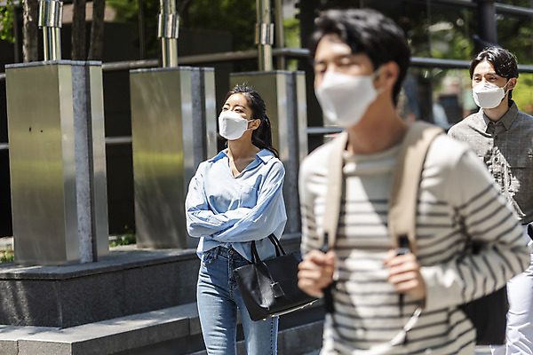 포토 JPG 주간 응시 여자 남자 비즈니스 협력 마스크 상반신 20대 성인 야외 일상 아웃포커스 세명 30대 걷기 한국인 출근 성인만 델타변이바이러스 국내포토 자연요소 시선 모션 촬영기법 사람 동양인 청년 라이프 장년 바이러스 출퇴근 파일형식