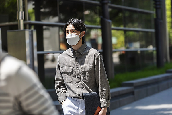 포토 JPG 주간 남자 비즈니스 협력 마스크 상반신 20대 성인 야외 두명 일상 앞모습 아웃포커스 30대 걷기 한국인 출근 성인남자만 델타변이바이러스 국내포토 자연요소 뷰포인트 모션 촬영기법 사람 동양인 청년 라이프 장년 바이러스 출퇴근 남자만 성인만 파일형식