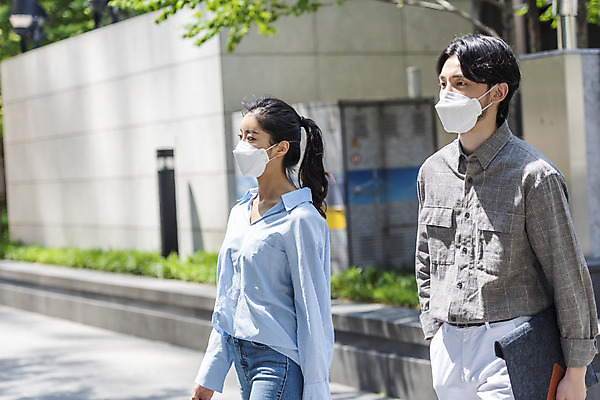 포토 JPG 주간 여자 남자 비즈니스 협력 마스크 상반신 20대 성인 야외 두명 일상 옆모습 걷기 한국인 출근 성인만 델타변이바이러스 국내포토 자연요소 뷰포인트 모션 사람 동양인 청년 라이프 바이러스 출퇴근 파일형식