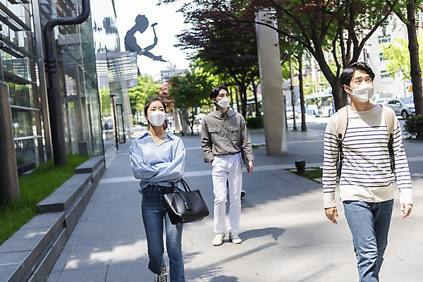 포토 JPG 주간 전신 여자 남자 비즈니스 협력 마스크 20대 성인 야외 일상 앞모습 세명 30대 걷기 한국인 출근 성인만 델타변이바이러스 국내포토 자연요소 뷰포인트 모션 사람 동양인 청년 라이프 장년 바이러스 출퇴근 파일형식