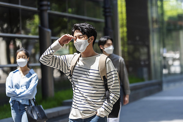 포토 JPG 주간 여자 남자 비즈니스 협력 마스크 상반신 20대 성인 야외 일상 앞모습 아웃포커스 세명 30대 햇빛 걷기 한국인 출근 델타변이바이러스 국내포토 자연요소 뷰포인트 모션 촬영기법 사람 동양인 청년 라이프 장년 태양 바이러스 출퇴근 파일형식