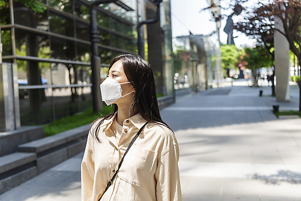 포토 JPG 주간 여자 비즈니스 협력 마스크 한명 서기 상반신 20대 성인 야외 일상 앞모습 한국인 출근 성인여자한명만 델타변이바이러스 국내포토 자연요소 1 뷰포인트 모션 사람 동양인 청년 라이프 바이러스 출퇴근 여자한명만 성인여자만 파일형식