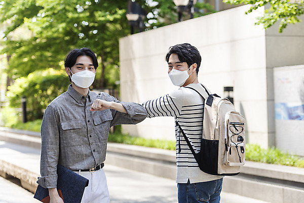 포토 JPG 주간 남자 비즈니스 협력 마스크 서기 상반신 20대 성인 야외 두명 일상 앞모습 뒷모습 30대 한국인 인사 출근 팔꿈치 성인남자만 델타변이바이러스 국내포토 자연요소 뷰포인트 모션 사람 동양인 청년 라이프 신체부위 장년 예절 바이러스 출퇴근 팔 남자만 성인만 파일형식