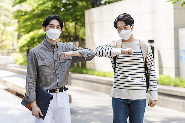 포토 JPG 주간 남자 비즈니스 협력 마스크 상반신 20대 성인 야외 두명 일상 앞모습 30대 한국인 인사 출근 팔꿈치 성인남자만 델타변이바이러스 국내포토 자연요소 뷰포인트 사람 동양인 청년 라이프 신체부위 장년 예절 바이러스 출퇴근 팔 남자만 성인만 파일형식