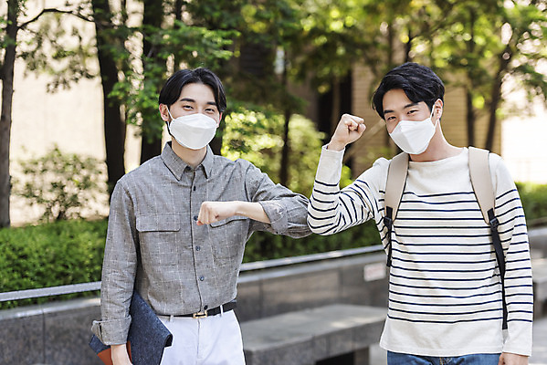 포토 JPG 주간 남자 비즈니스 협력 마스크 상반신 20대 성인 야외 두명 일상 앞모습 30대 한국인 인사 출근 팔꿈치 성인남자만 델타변이바이러스 국내포토 자연요소 뷰포인트 사람 동양인 청년 라이프 신체부위 장년 예절 바이러스 출퇴근 팔 남자만 성인만 파일형식