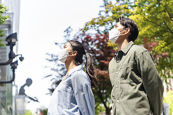 포토 JPG 주간 응시 여자 남자 로우앵글 비즈니스 협력 마스크 서기 상반신 20대 성인 야외 두명 일상 옆모습 30대 한국인 출근 공기 성인만 델타변이바이러스 국내포토 자연요소 시선 뷰포인트 모션 사람 동양인 청년 라이프 장년 바이러스 출퇴근 파일형식