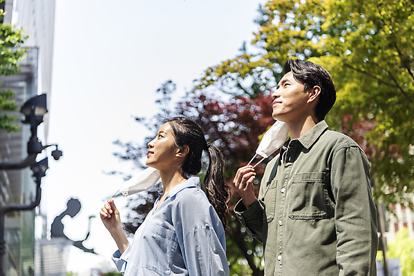 포토 JPG 주간 응시 여자 남자 로우앵글 비즈니스 협력 마스크 서기 상반신 20대 성인 야외 두명 일상 옆모습 30대 한국인 벗기 출근 공기 성인만 노마스크 델타변이바이러스 국내포토 자연요소 시선 뷰포인트 모션 사람 동양인 청년 라이프 장년 바이러스 사회이슈 출퇴근 파일형식