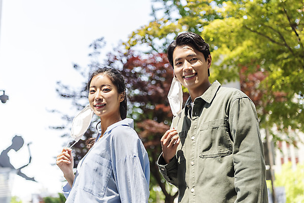 포토 JPG 주간 응시 여자 남자 로우앵글 비즈니스 협력 마스크 서기 미소 상반신 20대 성인 야외 두명 일상 옆모습 30대 한국인 벗기 출근 공기 성인만 노마스크 델타변이바이러스 국내포토 자연요소 시선 뷰포인트 모션 표정 사람 동양인 청년 라이프 장년 바이러스 사회이슈 출퇴근 파일형식
