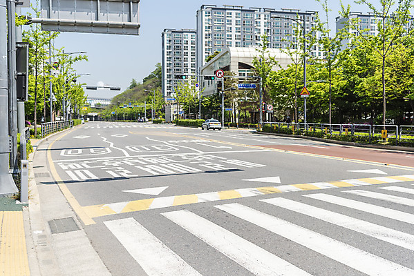 포토 JPG 주간 도로 안전 사람없음 야외 횡단보도 조심 스쿨존 어린이보호구역 국내포토 자연요소 길 교통시설 보행로 보호구역 파일형식