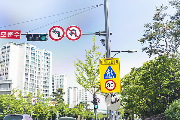 포토 JPG 주간 안전 사람없음 야외 표지판 횡단보도 신호등 도로표지판 조심 스쿨존 어린이보호구역 국내포토 자연요소 도로 알림판 보행로 보호구역 파일형식