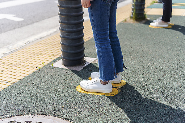 포토 JPG 주간 여자 남자 초등학생 어린이 서기 안전 근접촬영 야외 두명 뒷모습 한국인 하반신 다리 기다림 횡단보도 등하교 조심 스쿨존 어린이보호구역 어린이만 국내포토 자연요소 학생 뷰포인트 모션 사람 동양인 신체부위 보행로 보호구역 파일형식