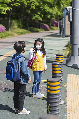 포토 JPG 주간 전신 여자 남자 초등학생 어린이 서기 안전 야외 두명 옆모습 뒷모습 한국인 횡단보도 등하교 손인사 조심 스쿨존 어린이보호구역 어린이만 국내포토 자연요소 학생 뷰포인트 모션 사람 동양인 인사 보행로 보호구역 파일형식