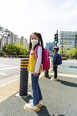 포토 JPG 주간 전신 여자 남자 초등학생 어린이 서기 안전 야외 두명 옆모습 한국인 기다림 횡단보도 등하교 조심 스쿨존 어린이보호구역 어린이만 국내포토 자연요소 학생 뷰포인트 모션 사람 동양인 보행로 보호구역 파일형식