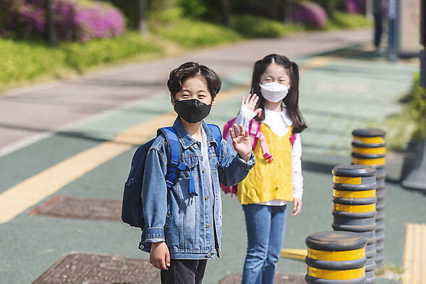 포토 JPG 주간 여자 남자 초등학생 어린이 서기 미소 안전 상반신 야외 두명 옆모습 한국인 기다림 횡단보도 등하교 손인사 조심 스쿨존 어린이보호구역 어린이만 국내포토 자연요소 학생 뷰포인트 모션 표정 사람 동양인 인사 보행로 보호구역 파일형식
