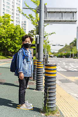 포토 JPG 주간 전신 남자 초등학생 어린이 한명 서기 안전 야외 옆모습 한국인 기다림 횡단보도 등하교 조심 스쿨존 어린이보호구역 소년한명만 국내포토 자연요소 1 학생 뷰포인트 모션 사람 동양인 보행로 보호구역 남자한명만 소년만 파일형식