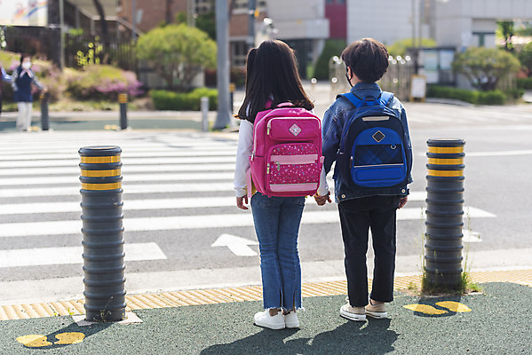 포토 JPG 주간 전신 여자 남자 초등학생 어린이 서기 안전 야외 두명 뒷모습 한국인 기다림 횡단보도 등하교 조심 스쿨존 어린이보호구역 어린이만 국내포토 자연요소 학생 뷰포인트 모션 사람 동양인 보행로 보호구역 파일형식