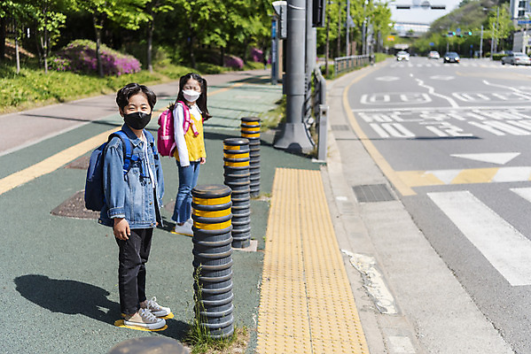포토 JPG 주간 전신 여자 남자 초등학생 어린이 서기 안전 야외 두명 옆모습 한국인 기다림 횡단보도 등하교 조심 스쿨존 어린이보호구역 어린이만 국내포토 자연요소 학생 뷰포인트 모션 사람 동양인 보행로 보호구역 파일형식