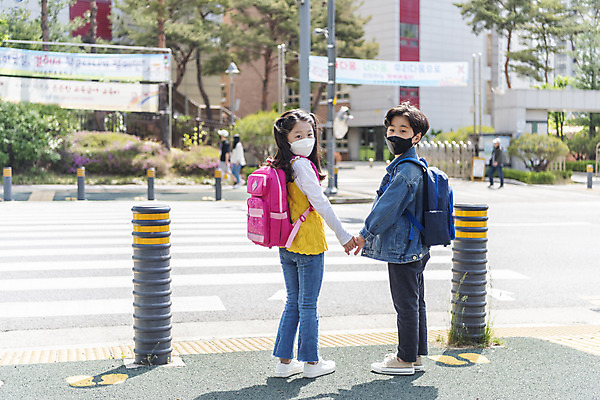 포토 JPG 주간 전신 여자 남자 초등학생 어린이 서기 안전 야외 두명 뒷모습 손잡기 한국인 뒤돌아보기 기다림 횡단보도 등하교 조심 스쿨존 어린이보호구역 어린이만 국내포토 자연요소 학생 뷰포인트 모션 사람 동양인 보행로 보호구역 파일형식