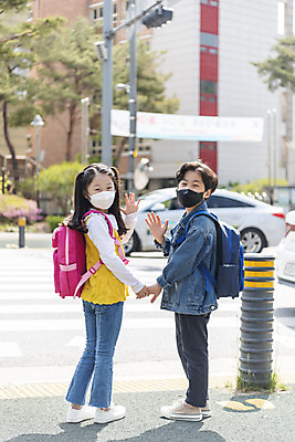 포토 JPG 주간 전신 여자 남자 초등학생 어린이 서기 안전 야외 두명 뒷모습 손잡기 한국인 뒤돌아보기 기다림 횡단보도 등하교 손인사 조심 스쿨존 어린이보호구역 어린이만 국내포토 자연요소 학생 뷰포인트 모션 사람 동양인 인사 보행로 보호구역 파일형식