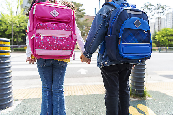 포토 JPG 주간 여자 남자 초등학생 어린이 서기 안전 상반신 야외 두명 뒷모습 손잡기 한국인 횡단보도 등하교 조심 스쿨존 어린이보호구역 어린이만 국내포토 자연요소 학생 뷰포인트 모션 사람 동양인 보행로 보호구역 파일형식