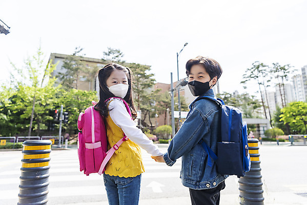 포토 JPG 주간 여자 남자 초등학생 어린이 서기 안전 상반신 야외 두명 뒷모습 손잡기 한국인 뒤돌아보기 횡단보도 등하교 조심 스쿨존 어린이보호구역 어린이만 국내포토 자연요소 학생 뷰포인트 모션 사람 동양인 보행로 보호구역 파일형식