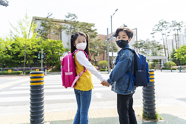 포토 JPG 주간 여자 남자 초등학생 어린이 서기 안전 상반신 야외 두명 뒷모습 손잡기 한국인 뒤돌아보기 횡단보도 등하교 조심 스쿨존 어린이보호구역 어린이만 국내포토 자연요소 학생 뷰포인트 모션 사람 동양인 보행로 보호구역 파일형식