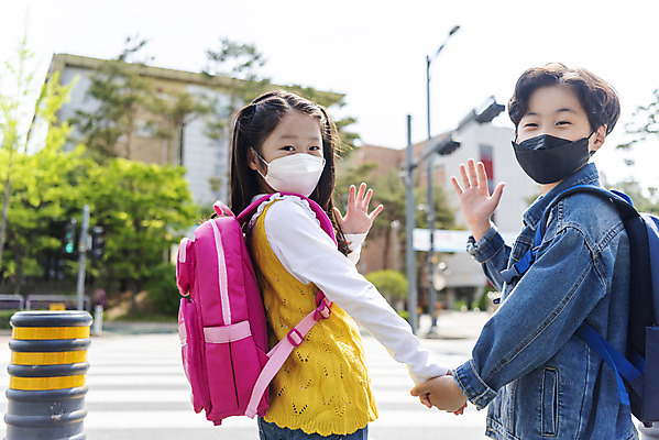 포토 JPG 주간 여자 남자 초등학생 어린이 서기 안전 상반신 야외 두명 뒷모습 손잡기 한국인 뒤돌아보기 횡단보도 등하교 손인사 조심 스쿨존 어린이보호구역 어린이만 국내포토 자연요소 학생 뷰포인트 모션 사람 동양인 인사 보행로 보호구역 파일형식