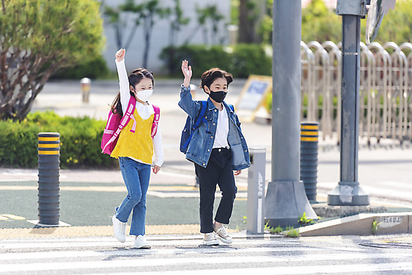 포토 JPG 주간 전신 여자 남자 초등학생 어린이 안전 야외 두명 앞모습 손들기 걷기 한국인 횡단보도 등하교 조심 건너기 스쿨존 어린이보호구역 어린이만 국내포토 자연요소 학생 뷰포인트 모션 사람 동양인 보행로 보호구역 파일형식