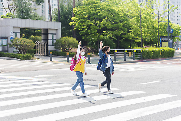 포토 JPG 주간 전신 여자 남자 초등학생 어린이 안전 야외 두명 옆모습 손들기 걷기 한국인 횡단보도 등하교 조심 건너기 스쿨존 어린이보호구역 어린이만 국내포토 자연요소 학생 뷰포인트 모션 사람 동양인 보행로 보호구역 파일형식