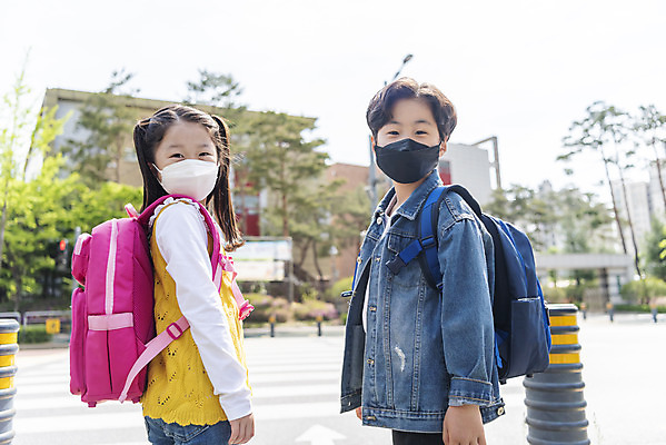 포토 JPG 주간 여자 남자 초등학생 어린이 서기 미소 안전 상반신 야외 두명 옆모습 한국인 횡단보도 등하교 조심 스쿨존 어린이보호구역 어린이만 국내포토 자연요소 학생 뷰포인트 모션 표정 사람 동양인 보행로 보호구역 파일형식