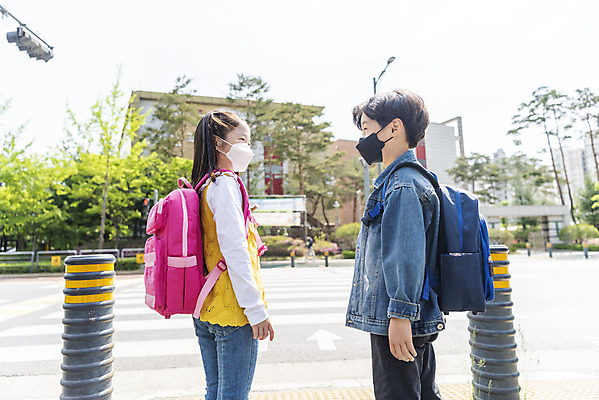 포토 JPG 주간 여자 남자 초등학생 어린이 서기 안전 상반신 야외 두명 옆모습 마주보기 한국인 횡단보도 등하교 조심 스쿨존 어린이보호구역 어린이만 국내포토 자연요소 학생 뷰포인트 모션 사람 동양인 보행로 보호구역 파일형식