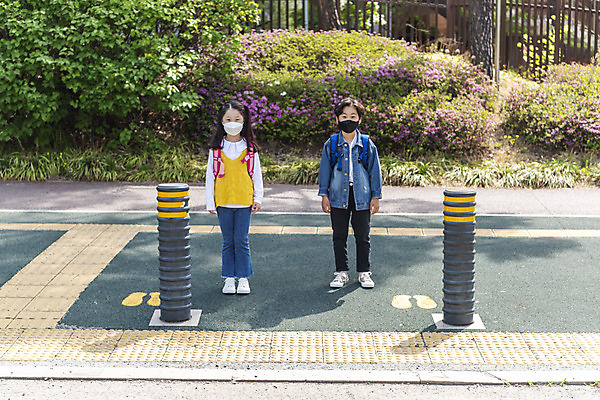 포토 JPG 주간 전신 여자 남자 초등학생 어린이 서기 안전 야외 두명 앞모습 한국인 횡단보도 등하교 조심 스쿨존 어린이보호구역 어린이만 국내포토 자연요소 학생 뷰포인트 모션 사람 동양인 보행로 보호구역 파일형식