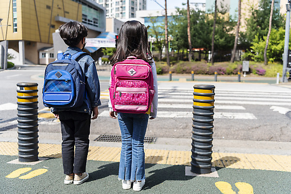 포토 JPG 주간 전신 여자 남자 초등학생 어린이 서기 안전 야외 두명 뒷모습 한국인 기다림 횡단보도 등하교 조심 스쿨존 어린이보호구역 어린이만 국내포토 자연요소 학생 뷰포인트 모션 사람 동양인 보행로 보호구역 파일형식