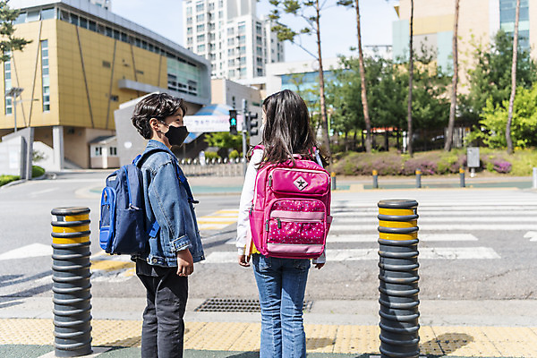 포토 JPG 주간 전신 여자 남자 초등학생 어린이 서기 안전 야외 두명 뒷모습 한국인 기다림 횡단보도 등하교 조심 스쿨존 어린이보호구역 어린이만 국내포토 자연요소 학생 뷰포인트 모션 사람 동양인 보행로 보호구역 파일형식
