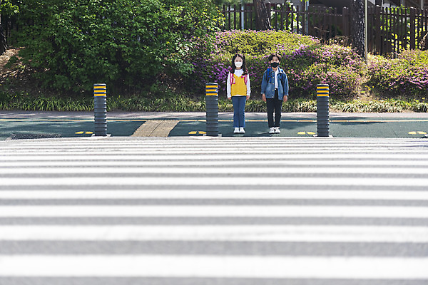 포토 JPG 주간 전신 여자 남자 초등학생 어린이 서기 안전 야외 두명 앞모습 한국인 횡단보도 등하교 조심 스쿨존 어린이보호구역 어린이만 국내포토 자연요소 학생 뷰포인트 모션 사람 동양인 보행로 보호구역 파일형식