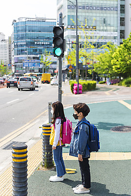 포토 JPG 주간 전신 여자 남자 초등학생 어린이 서기 안전 야외 두명 옆모습 한국인 기다림 횡단보도 신호등 등하교 조심 스쿨존 어린이보호구역 어린이만 국내포토 자연요소 학생 뷰포인트 모션 사람 동양인 보행로 보호구역 파일형식