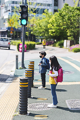 포토 JPG 주간 전신 여자 남자 초등학생 어린이 서기 안전 야외 두명 옆모습 한국인 기다림 횡단보도 신호등 등하교 조심 스쿨존 어린이보호구역 어린이만 국내포토 자연요소 학생 뷰포인트 모션 사람 동양인 보행로 보호구역 파일형식