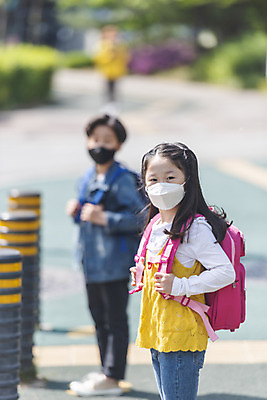 포토 JPG 주간 전신 여자 남자 초등학생 어린이 서기 안전 상반신 야외 두명 옆모습 아웃포커스 한국인 기다림 횡단보도 등하교 조심 스쿨존 어린이보호구역 어린이만 국내포토 자연요소 학생 뷰포인트 모션 촬영기법 사람 동양인 보행로 보호구역 파일형식