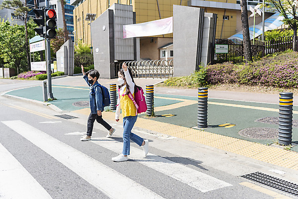 포토 JPG 주간 전신 여자 남자 초등학생 어린이 안전 야외 두명 옆모습 손들기 걷기 한국인 횡단보도 등하교 조심 건너기 스쿨존 어린이보호구역 어린이만 국내포토 자연요소 학생 뷰포인트 모션 사람 동양인 보행로 보호구역 파일형식