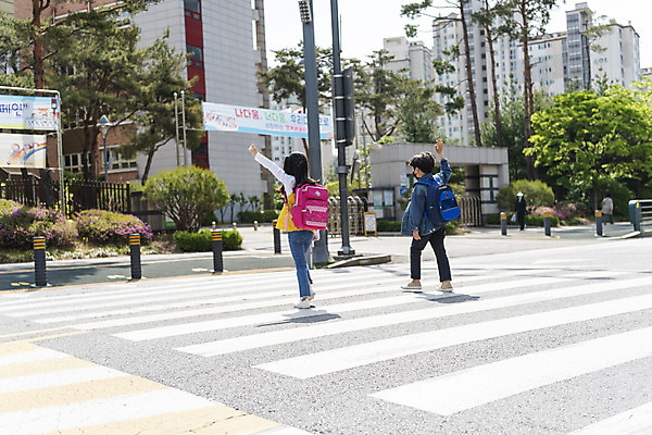 포토 JPG 주간 전신 여자 남자 초등학생 어린이 안전 야외 두명 뒷모습 손들기 걷기 한국인 횡단보도 등하교 조심 건너기 스쿨존 어린이보호구역 어린이만 국내포토 자연요소 학생 뷰포인트 모션 사람 동양인 보행로 보호구역 파일형식