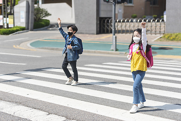 포토 JPG 주간 전신 여자 남자 초등학생 어린이 안전 야외 두명 옆모습 손들기 걷기 한국인 횡단보도 등하교 조심 건너기 스쿨존 어린이보호구역 어린이만 국내포토 자연요소 학생 뷰포인트 모션 사람 동양인 보행로 보호구역 파일형식