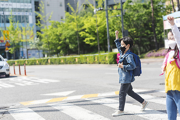 포토 JPG 주간 전신 여자 남자 초등학생 어린이 안전 야외 두명 옆모습 손들기 걷기 한국인 횡단보도 등하교 조심 건너기 스쿨존 어린이보호구역 어린이만 국내포토 자연요소 학생 뷰포인트 모션 사람 동양인 보행로 보호구역 파일형식