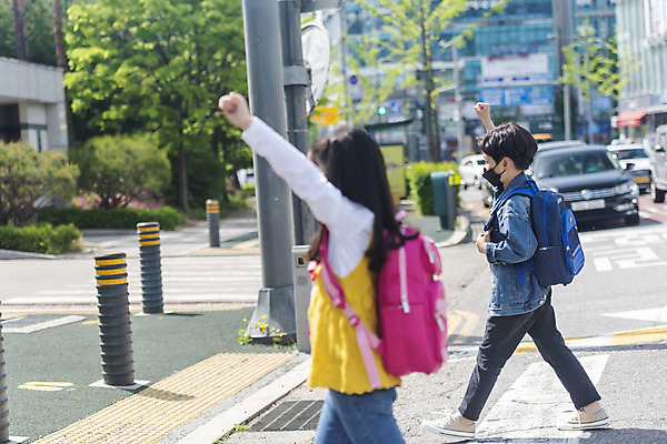포토 JPG 주간 전신 여자 남자 초등학생 어린이 안전 상반신 야외 두명 옆모습 손들기 걷기 한국인 횡단보도 등하교 조심 건너기 스쿨존 어린이보호구역 어린이만 국내포토 자연요소 학생 뷰포인트 모션 사람 동양인 보행로 보호구역 파일형식