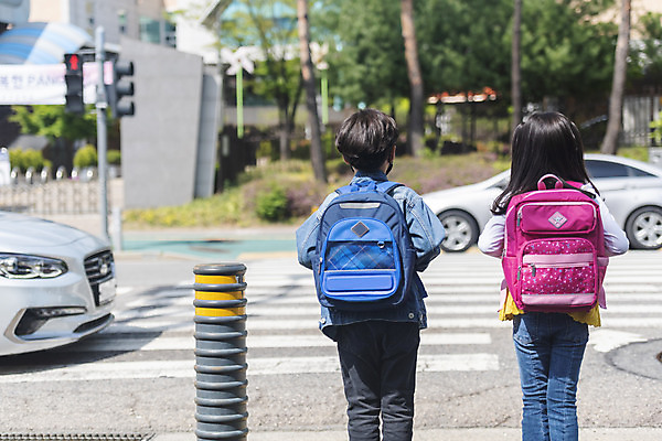 포토 JPG 주간 여자 남자 초등학생 어린이 서기 안전 상반신 야외 두명 뒷모습 한국인 기다림 횡단보도 등하교 조심 스쿨존 어린이보호구역 어린이만 국내포토 자연요소 학생 뷰포인트 모션 사람 동양인 보행로 보호구역 파일형식