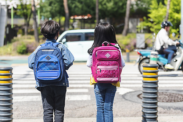 포토 JPG 주간 여자 남자 초등학생 어린이 서기 안전 상반신 야외 두명 뒷모습 한국인 기다림 횡단보도 등하교 조심 스쿨존 어린이보호구역 어린이만 국내포토 자연요소 학생 뷰포인트 모션 사람 동양인 보행로 보호구역 파일형식