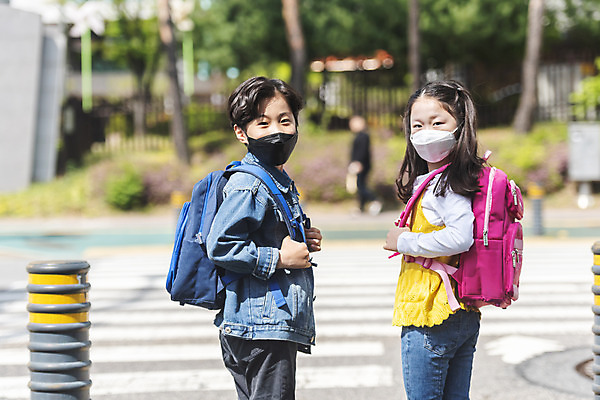 포토 JPG 주간 여자 남자 초등학생 어린이 서기 안전 상반신 야외 두명 뒷모습 한국인 뒤돌아보기 횡단보도 등하교 조심 스쿨존 어린이보호구역 어린이만 국내포토 자연요소 학생 뷰포인트 모션 사람 동양인 보행로 보호구역 파일형식