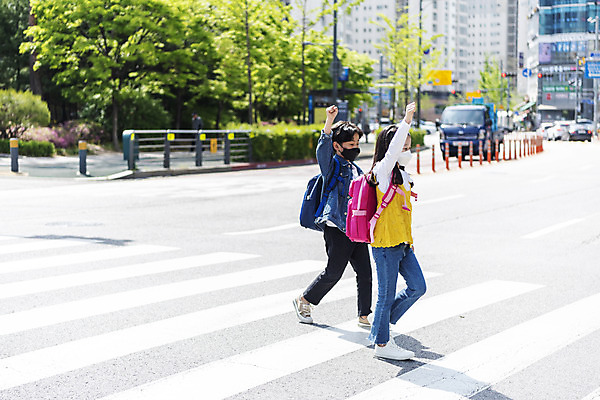 포토 JPG 주간 전신 여자 남자 초등학생 어린이 안전 야외 두명 옆모습 손들기 걷기 한국인 횡단보도 등하교 조심 건너기 스쿨존 어린이보호구역 어린이만 국내포토 자연요소 학생 뷰포인트 모션 사람 동양인 보행로 보호구역 파일형식